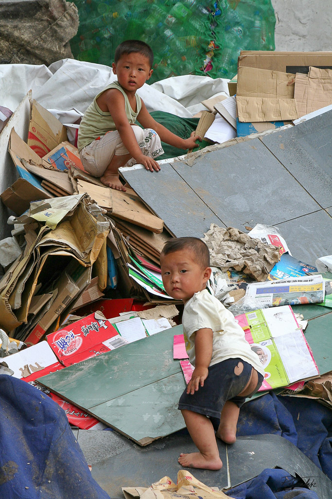 Two small mountain climbers in a hutong. Beijing. 20.07.07