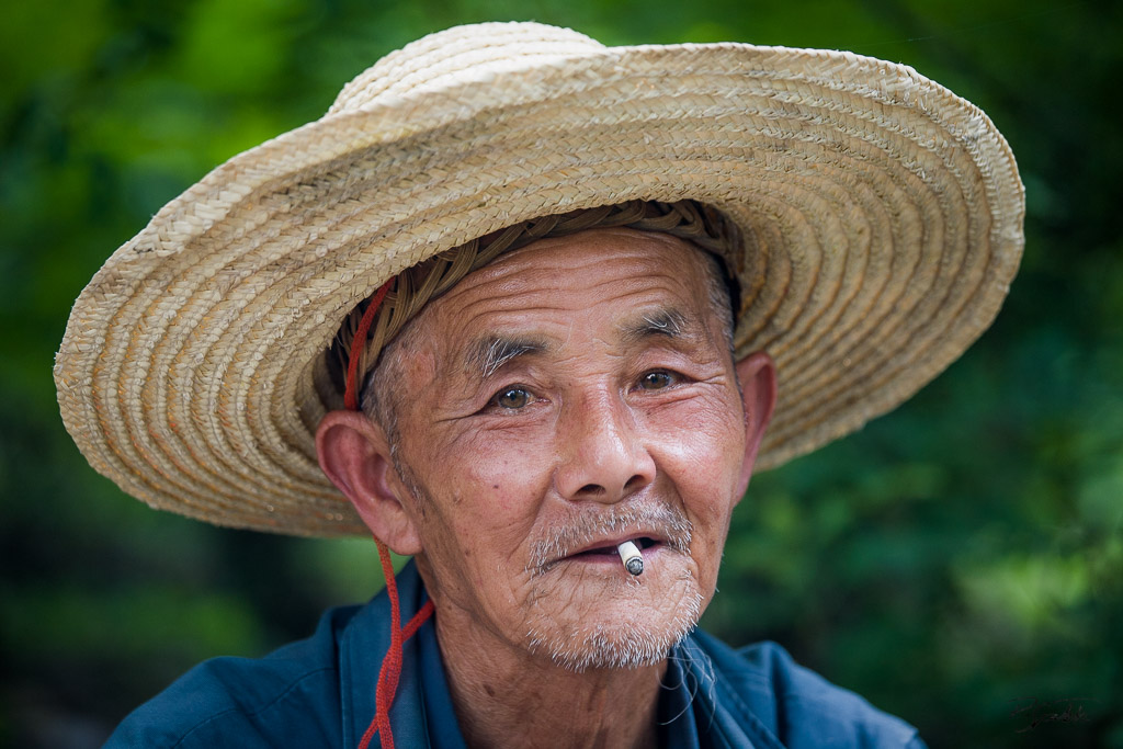 Chinese farmer. China, Yangshuo, May 1, 2008.