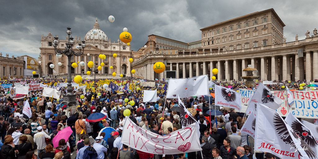 Faithful waiting for the pope Benedict XVI to speak ot of his window before the  "Regina Coeli" prayer in St. Peter's Square. Vatican City, May 16, 2010.